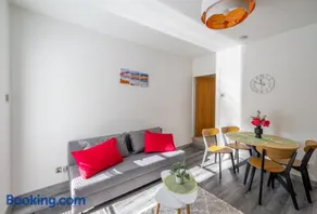 A50 Apartments Stoke - 3 Bedrooms - 3 Baths house - 2 Free Parkings, WiFi - Flexible check-ins - Alton Towers - Image 2