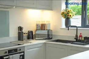Modern Luxury 4 Bed House in Heart of Macclesfield - Image 2