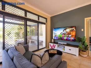 Bauhaus Design 5 Bedrooms Home at Carindale - Image 2
