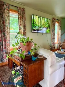 The Hideaway House at The Bluebird - Image 2