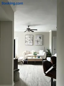 Comfortable 2BR Getaway Close to The Woodlands - Image 2