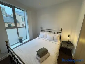 Central, modern and peaceful, lovely Cathedral views, two-bed apartment with 40" smart TV & free onsite parking - Image 2