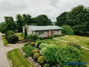 3 Bedroom home outside of Berlin, Patio with Hot Tub! - Image 2