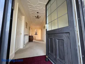 Spacious bungalow with large private garden - Image 3