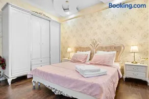 High-end 3BR Apartment - Private Garden, Terrace & BBQ - Image 3