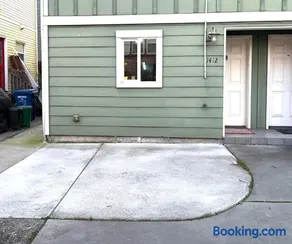 Cozy 2BR City Stay- 2-Min Walk to Light Rail - Image 2