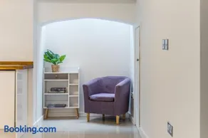 Trendy One Bedroom Apartment - Image 4
