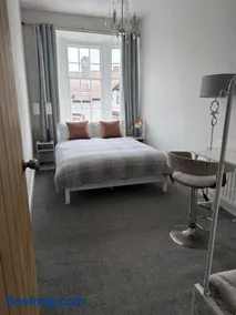 The Douglas Suite sleeps 6 near BAE Systems - Image 5