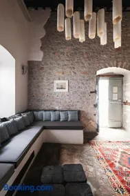 Keresbino Hydra Manor House - Image 2