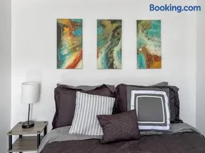 2BR Near Airport public transit to downtown - Image 3