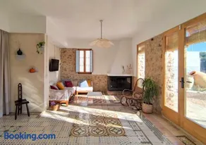 Villa Serrano, La casa rural de los mil suelos - Image 1