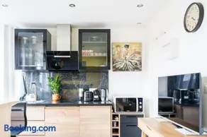 Chic Parisian Apartment - Air-Con 1-Bed - Image 1