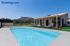 Elegant House with Private Pool - Image 2