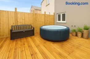 Edwardian City Centre House For Big Groups, Offroad Parking & Hot Tub! - Image 3
