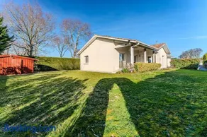 Villa avec piscine privée, jardin & poêle à bois - Image 2