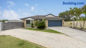 Family Holiday Home At Sandstone Point - Image 2