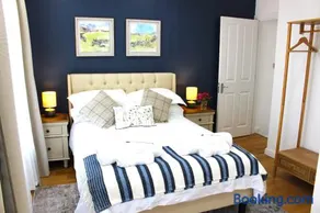 Spacious 4BR house, 2 en suites with garden & on-site parking - Image 5