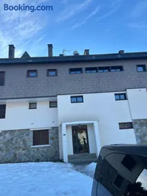 Appartement Cosy avec Vue Montagne, Balcon & Parking Gratuit - Image 2