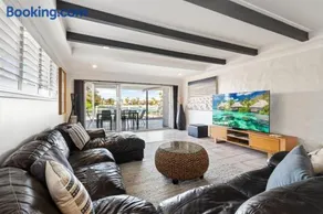 Waterfront house with pool and AC, sleep up to 11 guests - Image 3