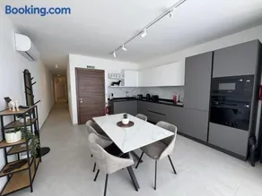 Top Floor Penthouse with Valletta Views & Terrace - Image 4