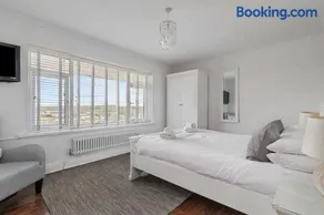 Stunning Property Seaviews, Private Pool & Parking - Image 1
