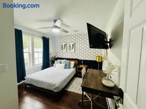 Cozy Bedroom Suites in Beautiful Shared Home - Image 1