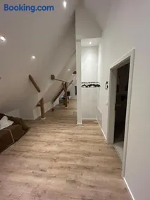 Helles Apartment mit Dachbalkon & Kingsize-Bett - Image 3