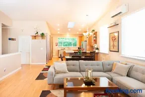 Spacious 3 bedroom 2 bath Seattle Home - Image 3