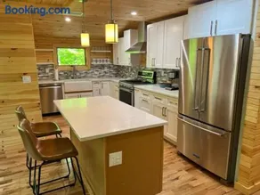 Perfect Maine Getaway in a Newly Renovated Cabin! - Image 4