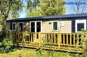 Modern holiday Chalet on lake side holiday park - Image 1