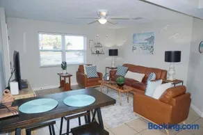 Naples Park Oasis - Cozy Two Bedroom Apartment - Image 2