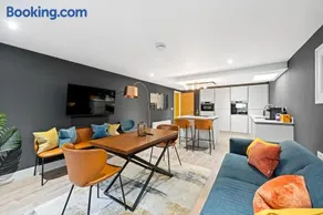 RIGH Properties - Luxury West End Artisan Apartment - Image 2