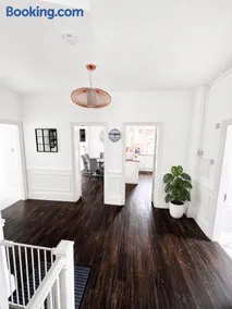 Devon Lodge - Large 3 bed Apartment Sleeps 8 Beach opposite - Image 2
