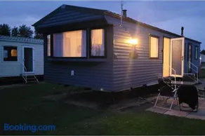 3 Bed Caravan - Sleeps 8 - Pets - Garden - Parking - Image 3