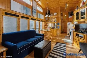 Knotty but Nice-sleeps 6-one minute to lake! - Image 1