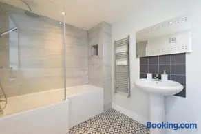 Large 4-Bedroom House in Banbury - Image 4