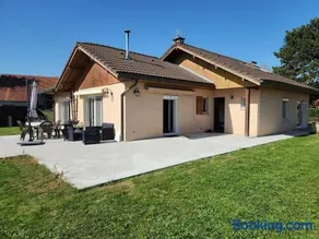 Spacieuse maison de vacances avec piscine à Arenthon - Image 1