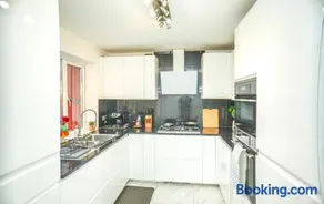 3 Bed House Near Windsor Heathrow Parking - Image 2