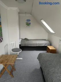 Logi i hus med kunst og have - Image 2