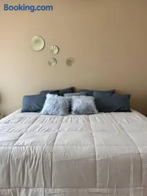Nueva Galicia residencial, es una propiedad completa al sur de la ciudad que te ofrece modernidad, espacio, tranquilidad, cuenta con 4 recamaras 3 baños completos y 2 cajones de estacionamiento privados - Image 2