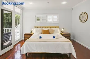 Willow Garden Stays Cairns - Beachfront 4 Bedroom Luxury Holiday Home - Image 5