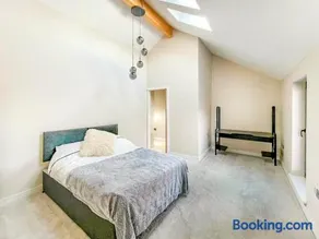 Stylish Smart Home Near Leeds - 4 En-Suite Bedrooms - Image 2