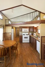Arrowhead Camping Resort Cottage 11 - Image 3