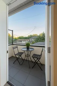 The Cozy Quad In the Heart of Vancouver - Image 2