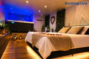 Suite romantique avec jacuzzi privatif, parenthèse intime et discrète - Image 2