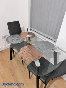 Modern 4 Bedroom House Sleeps 10 Free Parking Liverpool - Image 5