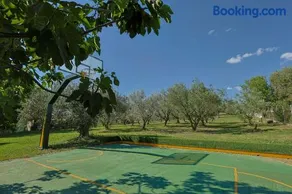 VILLA PEPONI Spacious Traditional Villa with Garden - BBQ & Private Parking - Image 3