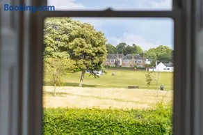 Orchar Park View - Stones Throw from The Beachfront - Image 4