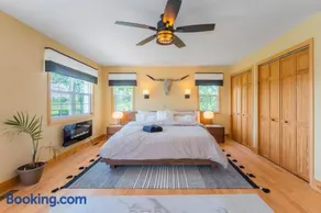 Luxury Hillside Farmhouse on The Bay of Quinte - Image 5