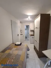 Habitación con baño y cocina en Marín - Image 1